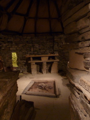 interior de casa neolítica de Skara Brae